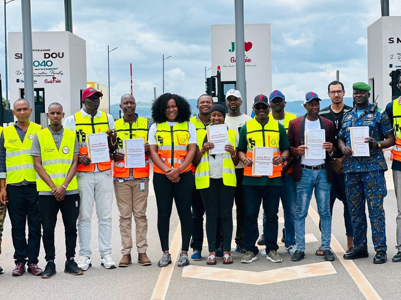 𝐕𝐮𝐥𝐠𝐚𝐫𝐢𝐬𝐚𝐭𝐢𝐨𝐧 𝐝𝐞 𝐥𝐚 𝐂𝐨𝐧𝐬𝐭𝐢𝐭𝐮𝐭𝐢𝐨𝐧 : A𝐮 𝐩𝐨𝐧𝐭 𝐆𝐞𝐧𝐞𝐫𝐚𝐥 𝐌𝐚𝐦𝐚𝐝𝐢 𝐃𝐨𝐮𝐦𝐛𝐨𝐮𝐲𝐚 , 𝐥𝐞 𝐃𝐆 𝐝𝐮 𝐅𝐄𝐑 𝐞𝐭 𝐬𝐨𝐧 𝐩𝐞𝐫𝐬𝐨𝐧𝐧𝐞𝐥 𝐬𝐞 𝐦𝐨𝐛𝐢𝐥𝐢𝐬𝐞𝐧𝐭 𝐩𝐨𝐮𝐫 𝐬𝐞𝐧𝐬𝐢𝐛𝐢𝐥𝐢𝐬𝐞𝐫 𝐥𝐞𝐬 𝐮𝐬𝐚𝐠𝐞𝐫𝐬