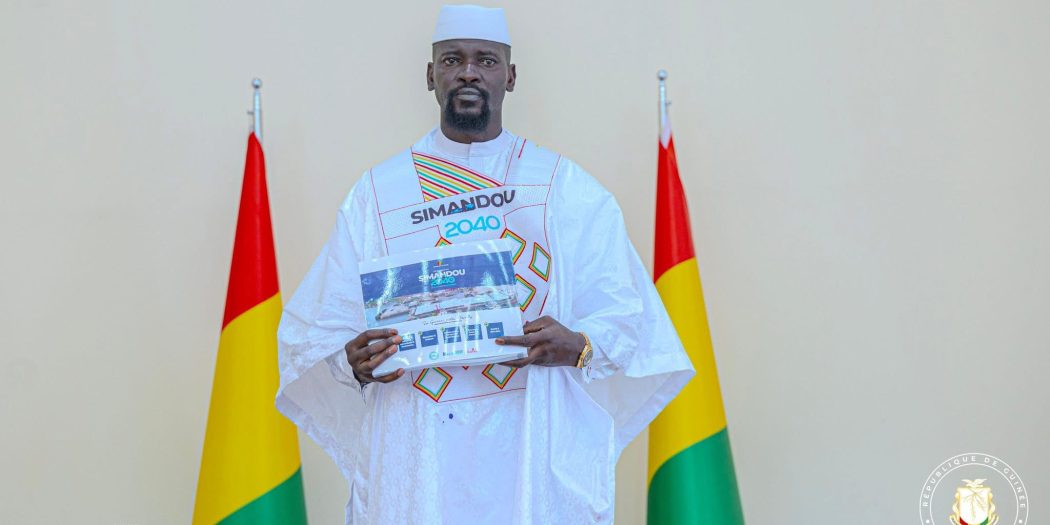 Palais Mohammed V: remise des documents du programme de développement socio-économique durable et responsable Simandou 2040 au Chef de l’État général Mamadi Doumbouya