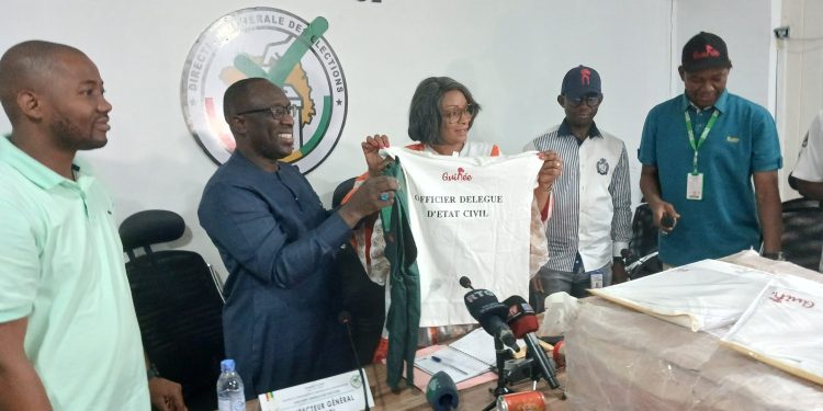 Modernisation de l’état civil : La DGE remet des gilets et t-shirts à l’ONECI