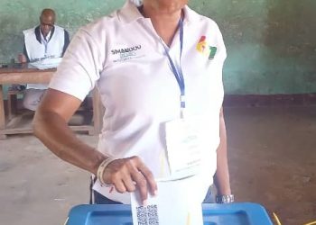 Présidentielle 2025 : Bébé Keita appelle à la paix et à l’unité après avoir voté à Kindia