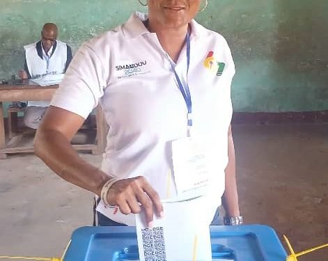 Présidentielle 2025 : Bébé Keita appelle à la paix et à l’unité après avoir voté à Kindia