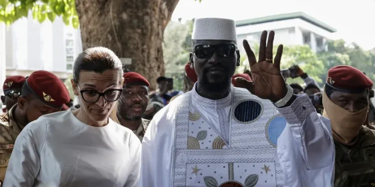 Présidentielle 2025 : Mamadi Doumbouya accomplit son devoir civique et appelle à des élections apaisées