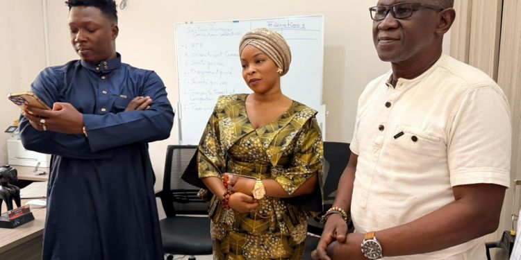 Ramadan : le couple Bangoura rend une visite de courtoisie à Ahmed Kanté