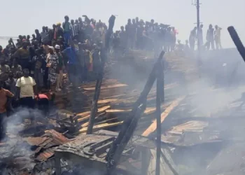 Kindia : un incendie ravage un dépôt de bois à Caravansérail