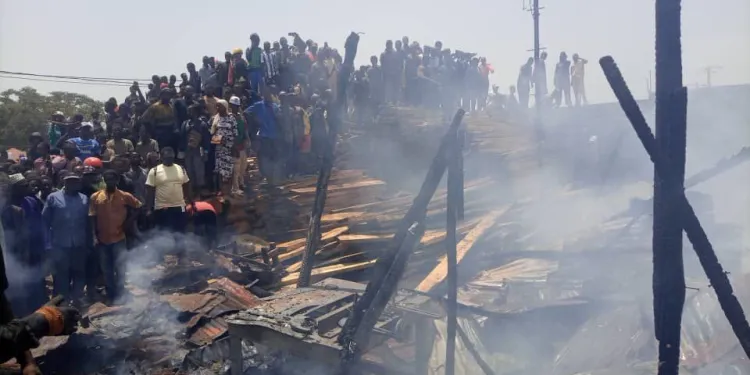 Kindia : un incendie ravage un dépôt de bois à Caravansérail