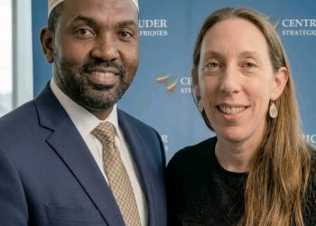 Minéraux critiques et sécurité nationale : L’Ambassadeur Mamadou Bhoye Baldé félicite la Dre Kelly de l’Africa Center for Strategic Studies