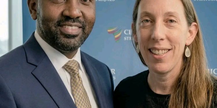 Minéraux critiques et sécurité nationale : L’Ambassadeur Mamadou Bhoye Baldé félicite la Dre Kelly de l’Africa Center for Strategic Studies