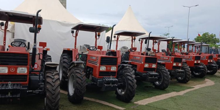 Guinée : remise officielle de 75 tracteurs aux agriculteurs