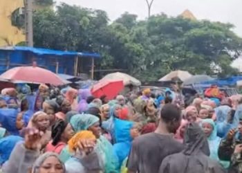 Marché Enco 5 : les vendeuses manifestent contre le coût des nouveaux espaces commerciaux
