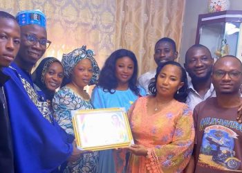 Distinction : La présidente de SyNCLUFP-Guinée honorée par la jeunesse de Fissa École