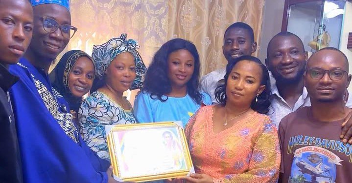 Distinction : La présidente de SyNCLUFP-Guinée honorée par la jeunesse de Fissa École