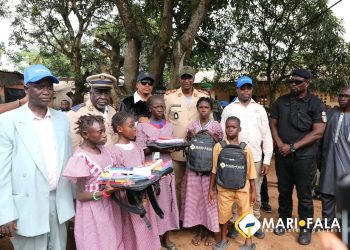 Maferinyah : Marifala offre des kits scolaires et du mobilier et s’engage à transformer l’école de Fanyé