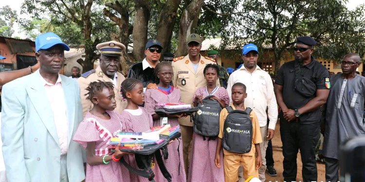 Maferinyah : Marifala offre des kits scolaires et du mobilier et s’engage à transformer l’école de Fanyé